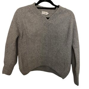 R Label Knit V-neck Sweater